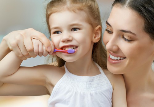 Vaikų dantukų priešai – kaip juos nugalėti? Pataria gydytoja odontologė