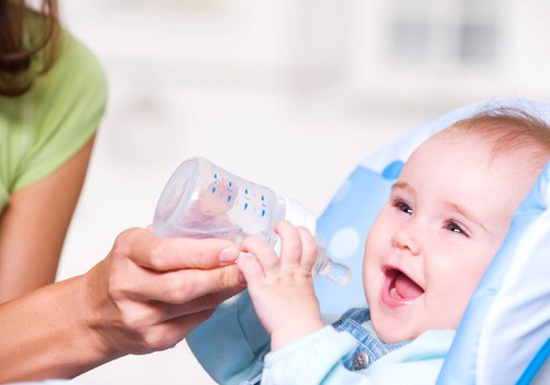 Ar reikia kūdikiams duoti papildomai atsigerti vandens?