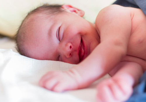 Kada kūdikis sąmoningai nusišypso?
