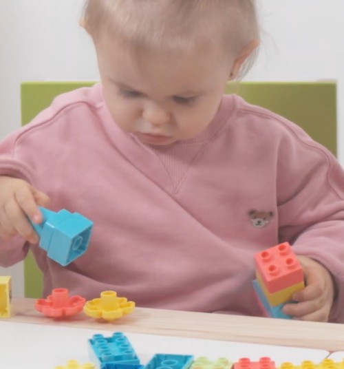 Pirmieji kūrybiško konstravimo žingsniai: ko vaikas išmoksta žaisdamas su LEGO DUPLO kaladėlėmis