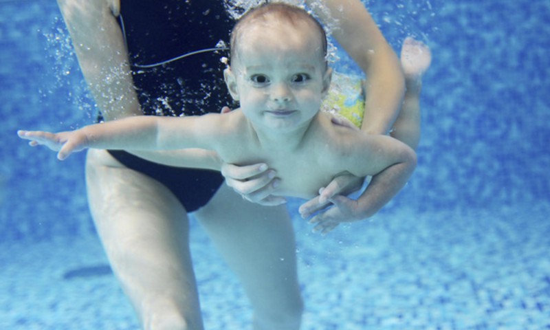 Kodėl naudinga lankyti baseiną nuo kūdikystės?