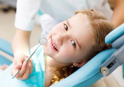 Vaikų dantų gydymas: kaip išvengti skausmo ir streso?