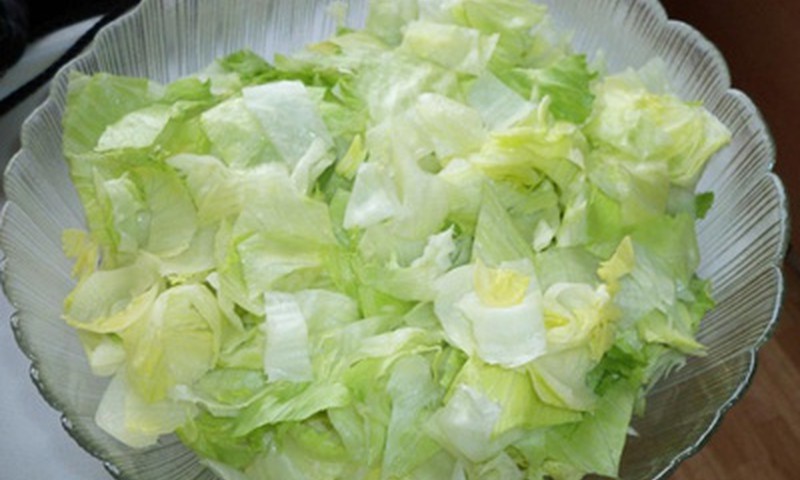 Šviežios salotos su braškėmis 