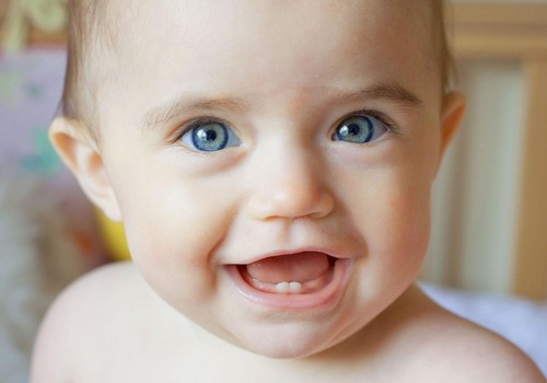 Kodėl kai kurie mažyliai turi kreivus dantukus?