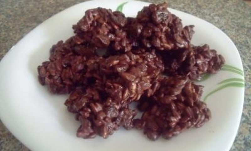 Šokoladinis saulėgrąžų ir razinų skanėstas