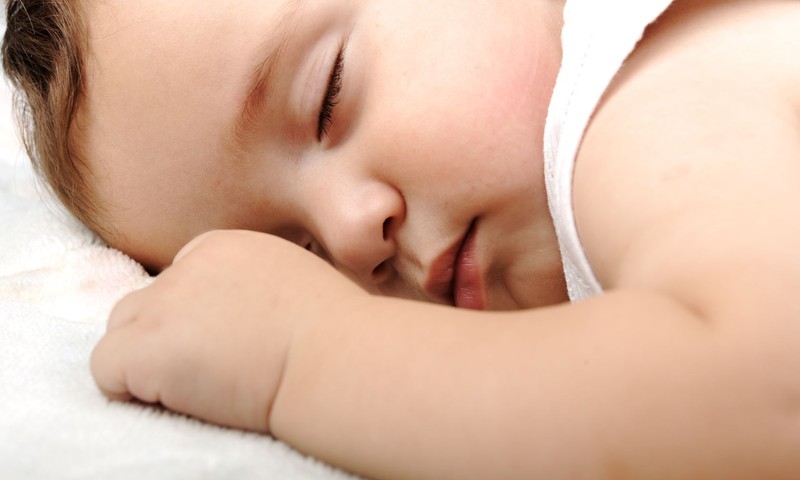 Kada naudinga paguldyti kūdikį ant pilvo: gydytojos patarimai
