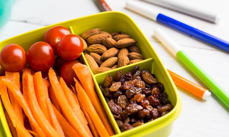 4 paprasti triukai, kurie paskatins valgyti sveikiau ir vaikus, ir suaugusius