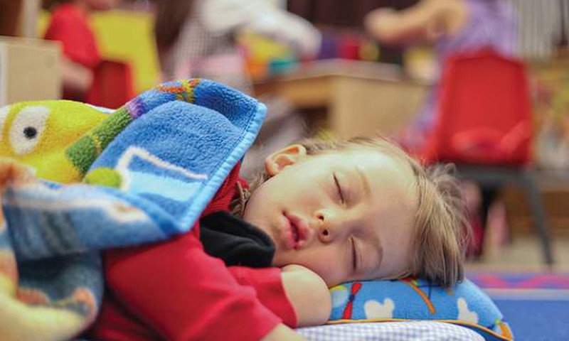 Ką daryti, jei darželyje vaikas nenori pietų miego?