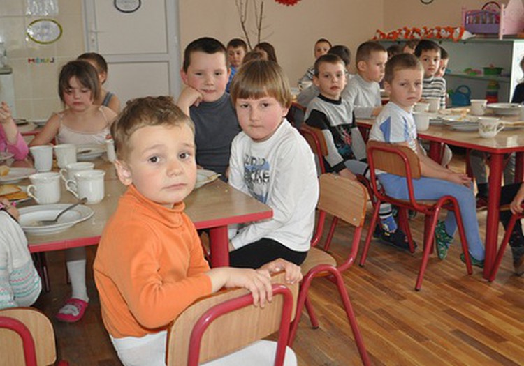 Maiste vaikų darželyje – pavojingos medžiagos ir bakterijos