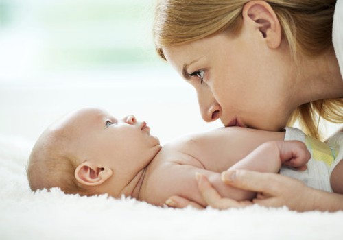 10 dalykų ko NEGALIMA sakyti pirmą kartą tapusiai mamai