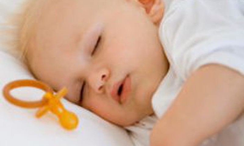 Mažylis nepilnai užmerkia akytes