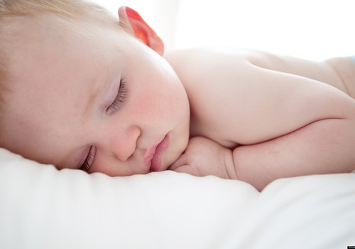 Ar kūdikis gali miegoti ant pilvuko?