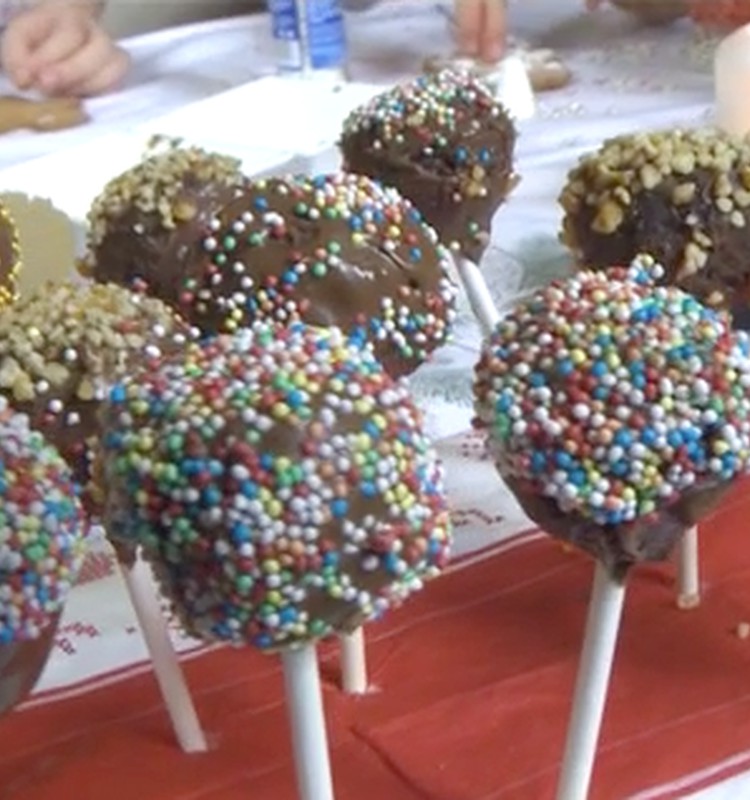 Šventinių desertų ant pagaliuko "Cake pops" receptas