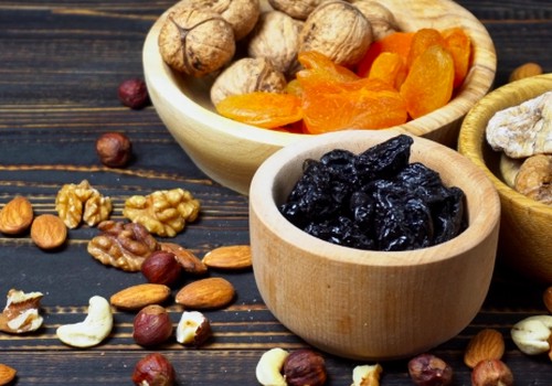 TOP 4 sveikatai naudingi džiovinti vaisiai+GRANOLA receptas