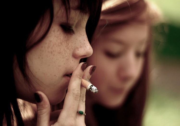 Vaikus rūkyti paskatina vyresniųjų pavyzdys