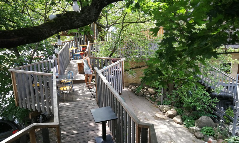 Vasaros gidas: medžių terasos Marceliukės klėtyje