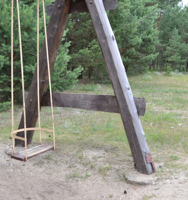 Vaikų traumų šaltinis vasarą: senos sūpynės, čiuožyklos ir batutai