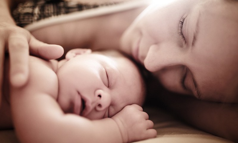 Ar žindomas kūdikis naktį prabudinėja dažniau?