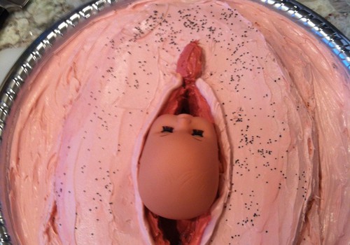 Šiurpinantys vaizdai - tortas su gimdymo vaizdeliu. Brrr...