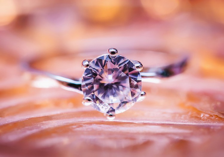 Ar žiedai su deimantu neša laimę?