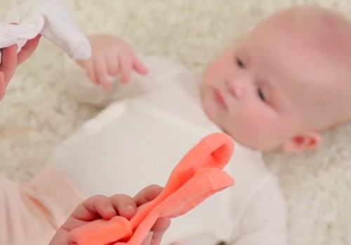 VIDEO "Kūdikis ant tavo rankų": kaip aktyviam mažyliui apmauti kelnes ir kojines?
