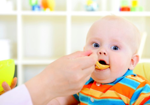 Specialistės patarimai, kad mažylis valgytų kietą maistą