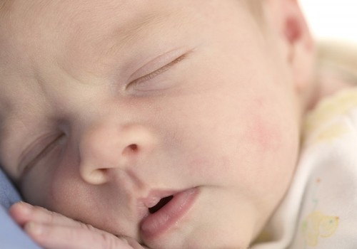 Kaip miega kūdikis - ant pagalvės ar sulankstyto vystyklo?