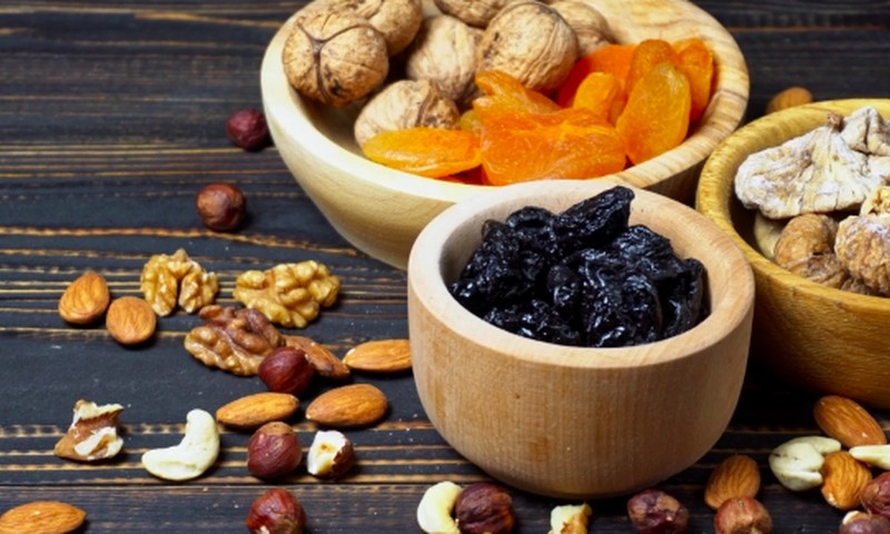TOP 4 sveikatai naudingi džiovinti vaisiai+GRANOLA receptas