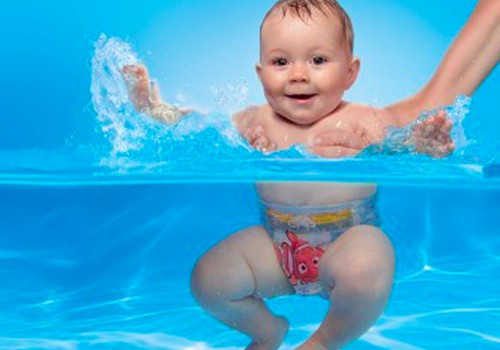 Maudynių pramogos su maudymosi kelnaitėmis HUGGIES® Little Swimmers®! 