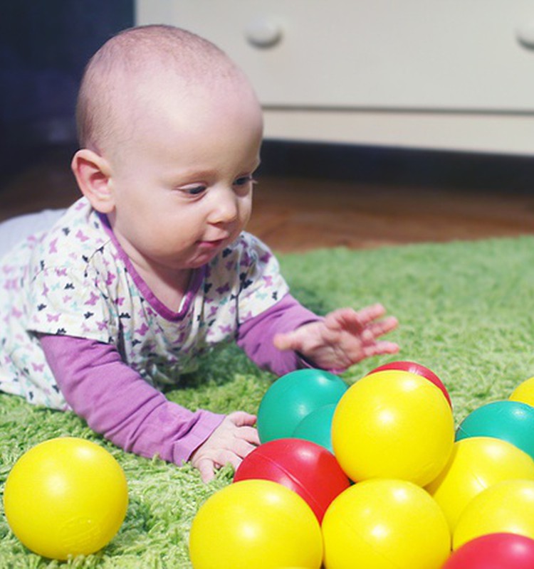 9 mėnesių mažyliui sauskelnes galima keisti ne tik jam gulint