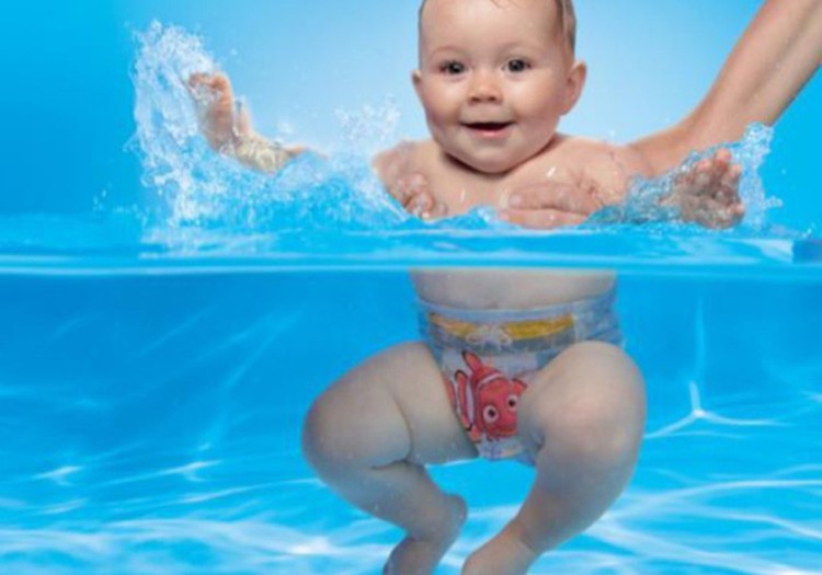 Maudynių pramogos su sauskelnėmis-maudymosi kelnaitėmis HUGGIES® Little Swimmers®! 
