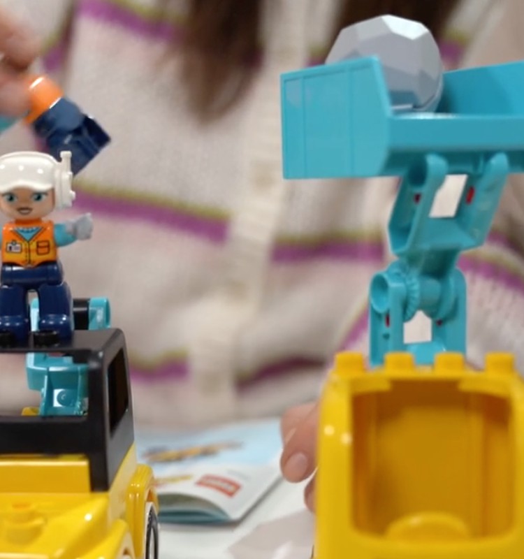 LEGO DUPLO statybinių transporto priemonių rinkinys patiks ne tik berniukams