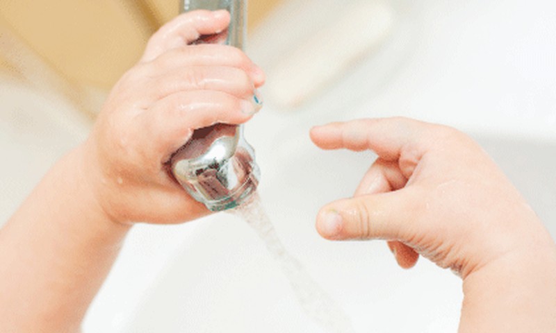 Puiki idėja, kaip išmokyti vaiką plauti rankytes