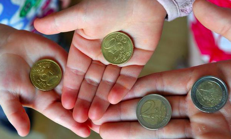 Kaip išmokyti vaiką elgtis su pinigais: viskas prasideda nuo pirmo euro