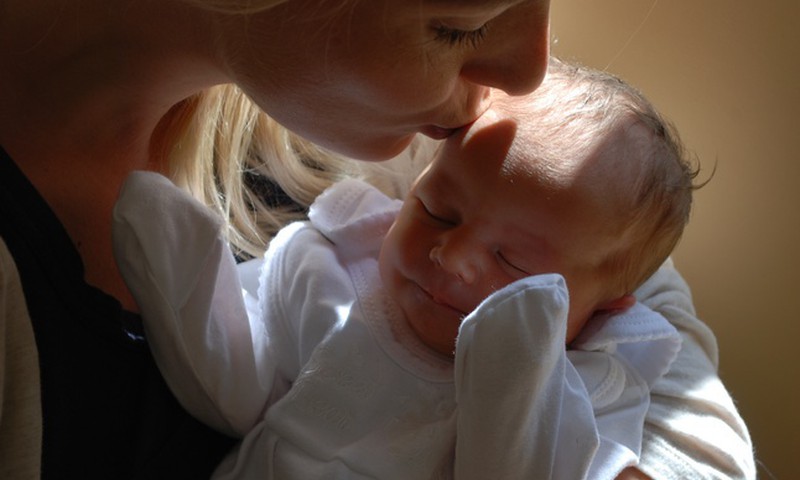 DISKUSIJA: Ar naujagimiams reikia mauti pirštinytes?