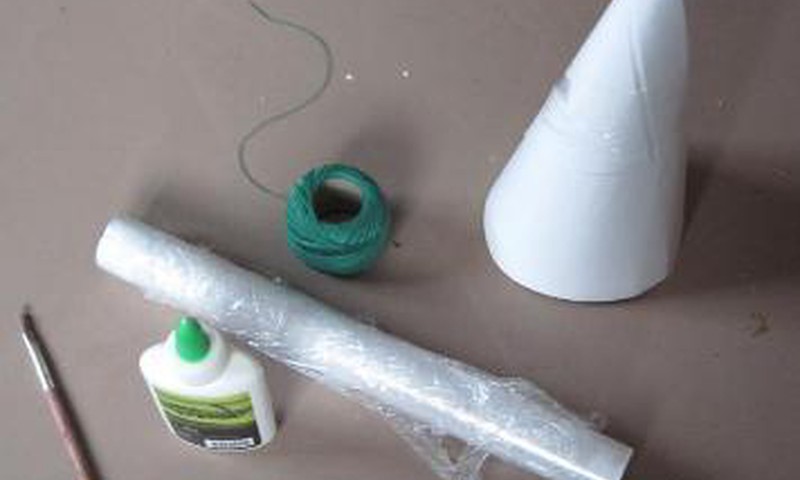 Darome eglutę iš siūlų