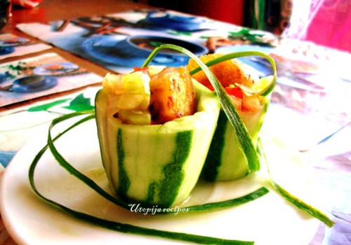 Salotos su keptu sūriu agurkų šulinėliuose