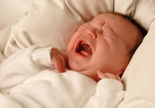 Kodėl kūdikiai atsibunda naktį?