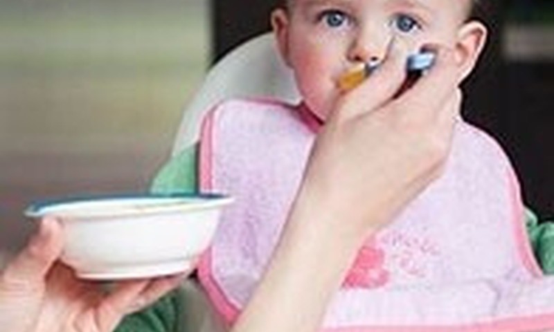 Ar galima maitinti kūdikį krūtimi ar mišinuku pavalgius mėsytės?
