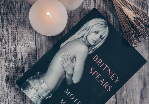 Britney Spears - "Moteris manyje"