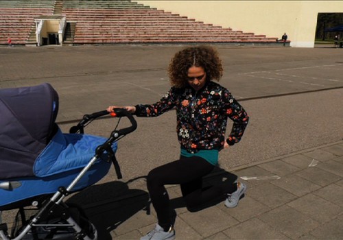 VIDEO: Mankšta su vežimėliais parke su trenere Simona