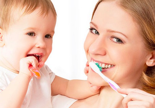 Ar po kiekvieno maitinimo valyti mažylio dantukus? 