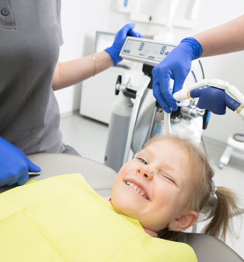 Kodėl pirmasis vizitas pas vaikų odontologą neturėtų būti atidėliojamas?