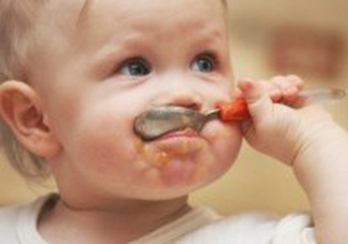 Pediatrė: kūdikių savarankiškumą skatinkite nuo 8-10 mėnesių 