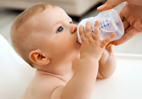 Ar karštą dieną duoti vandens žindomam kūdikiui?