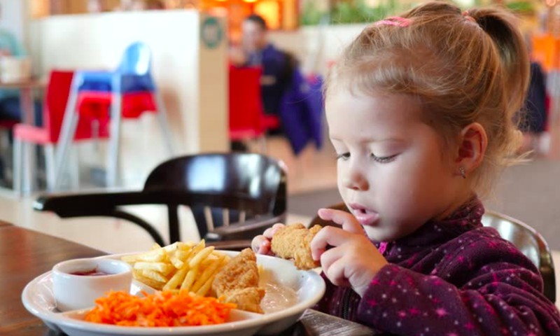 4 triukai, kurie paskatins jūsų vaiką valgyti sveikiau