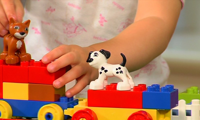 4 taisyklės, kaip išmokyti mažylį atpažinti spalvas per žaidimus