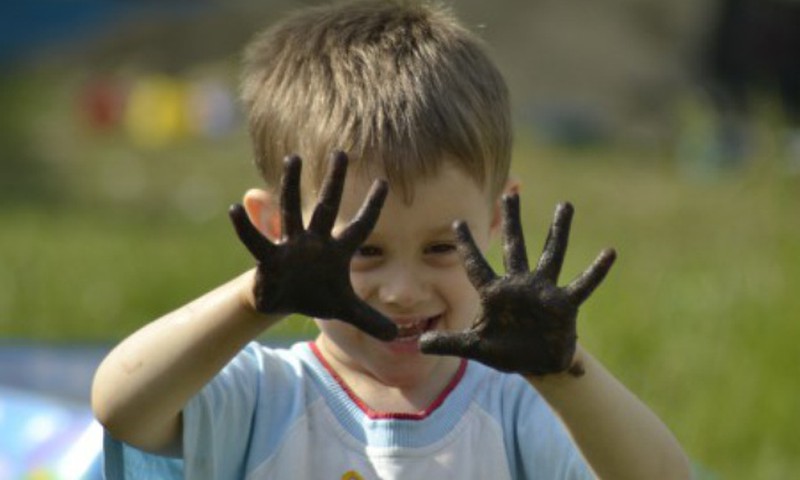 Kas turėtų būti po ranka rūpinantis vaiko higiena lauke