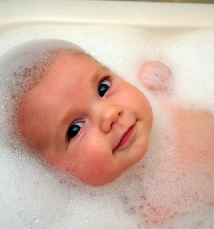 Kineziterapeutė: pratinkite mažylį prie didelės vonios