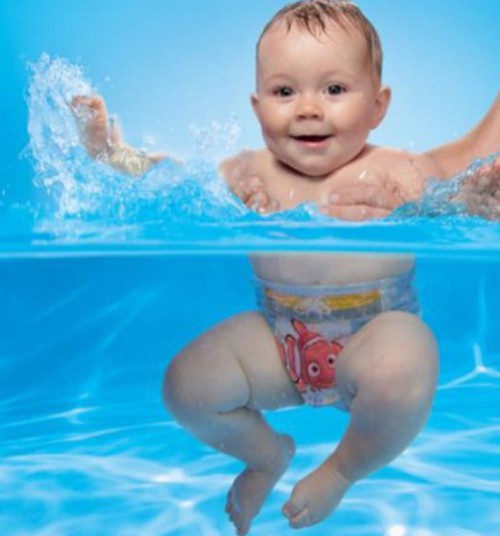 Maudynių pramogos su sauskelnėmis-maudymosi kelnaitėmis HUGGIES® Little Swimmers®! 
